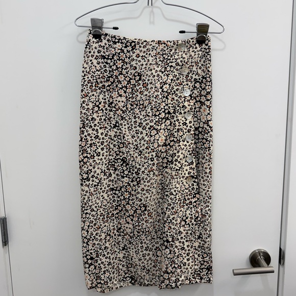 Madewell Side-Button Straight Midi Skirt in floral Daisy Groove Cream and Black - Picture 6 of 12